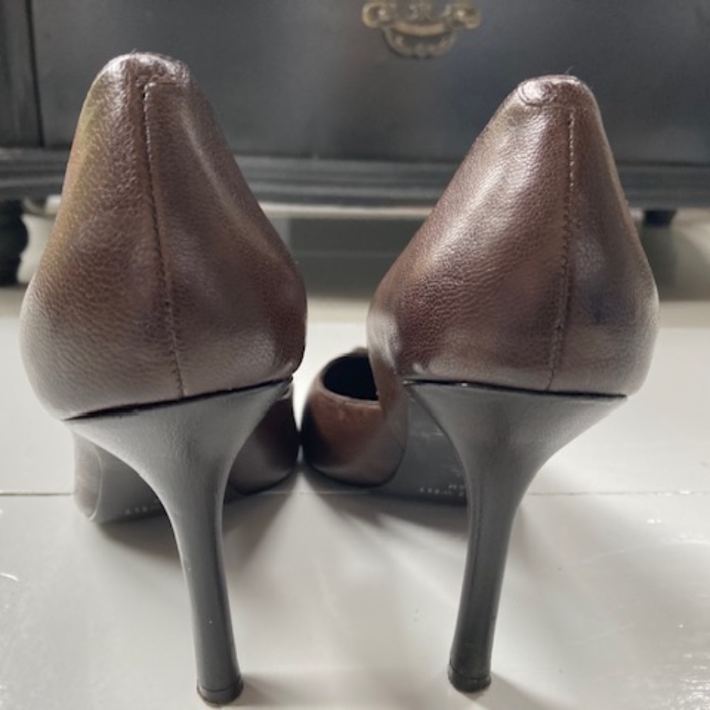 Who doesn't need a basic Brown leather pump? - Picture 3 of 7